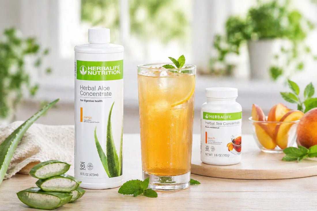 Pahar cu băutură de Aloe Vera și cană de ceai Herbalife pe masă, simbol al hidratării zilnice și al controlului greutății