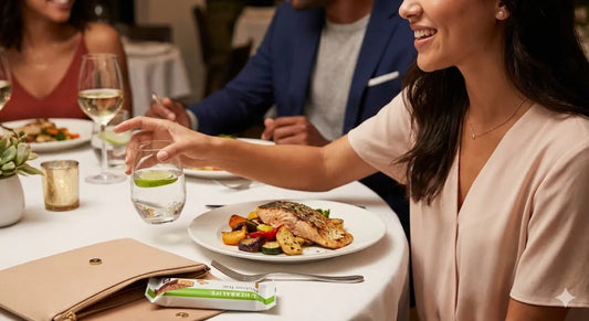 Mână delicată de femeie cu manichiură impecabilă răsfoind un meniu la un restaurant elegant